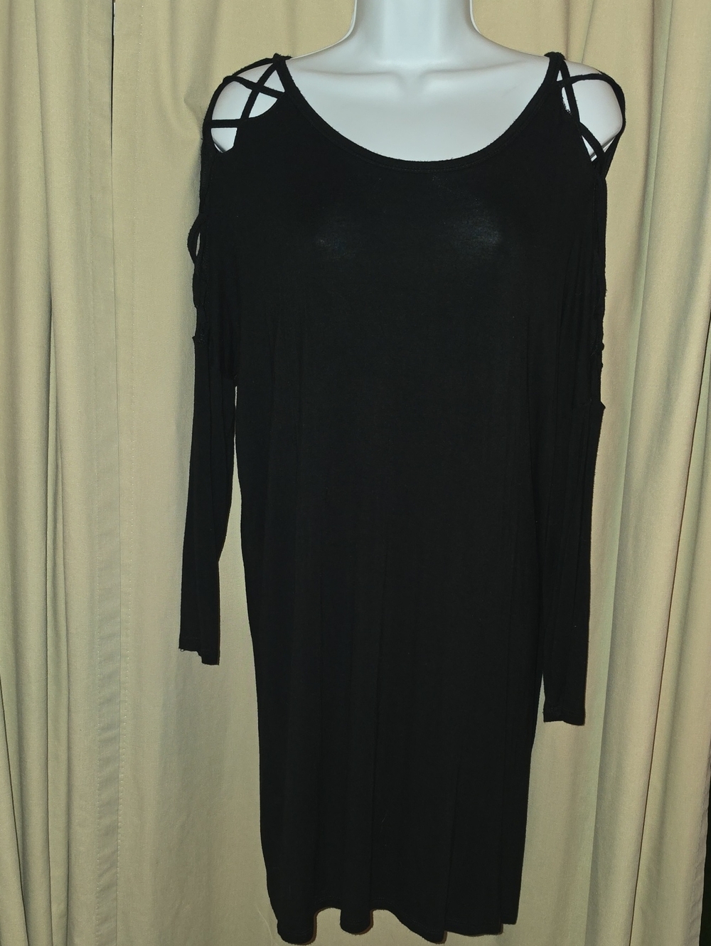 Zenana Outfitters Black Cold-Shoulder Long Sleeve Dress